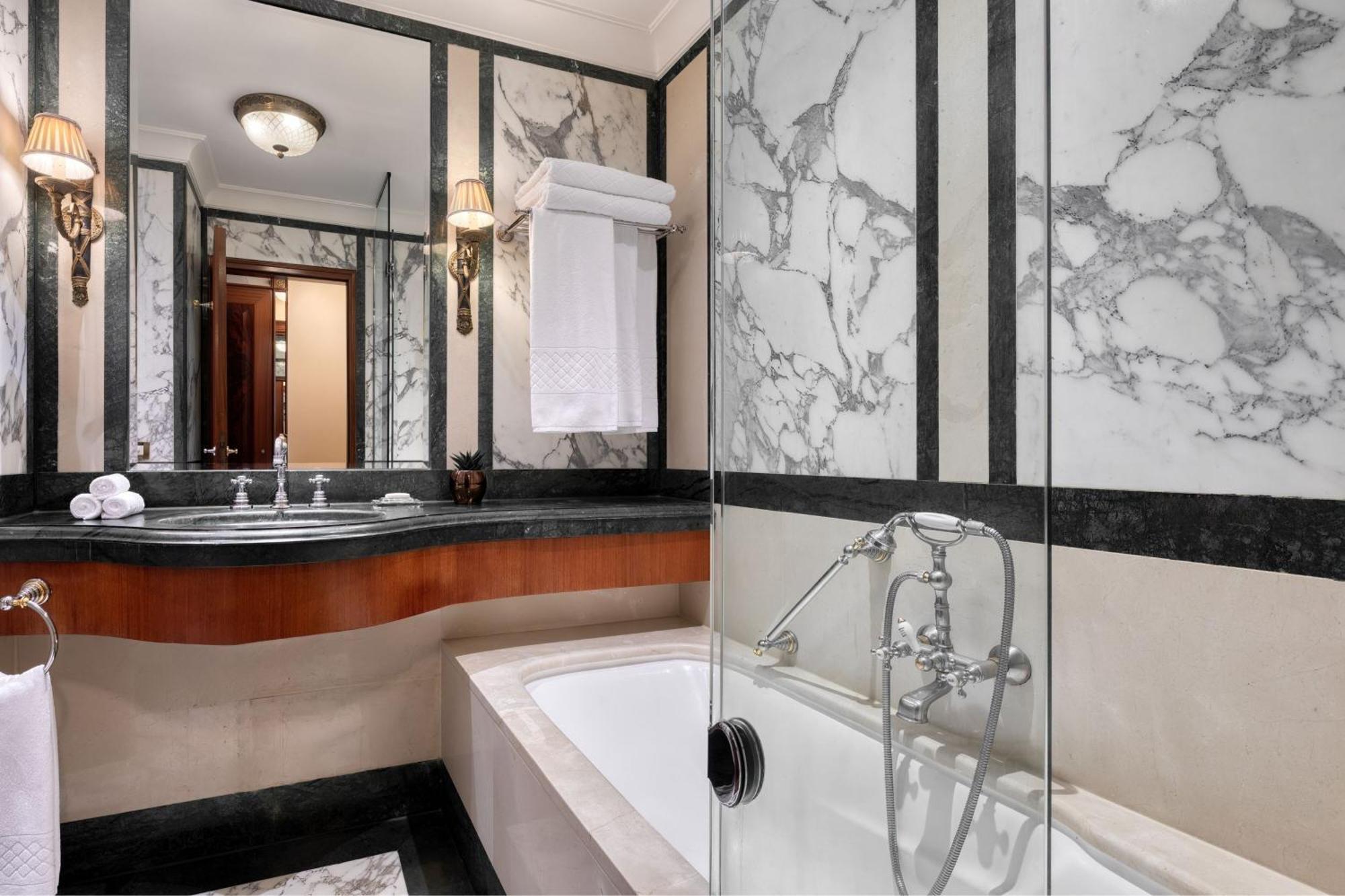 Executive Acropolis Suite 1 Bedroom Suite 1 King City view