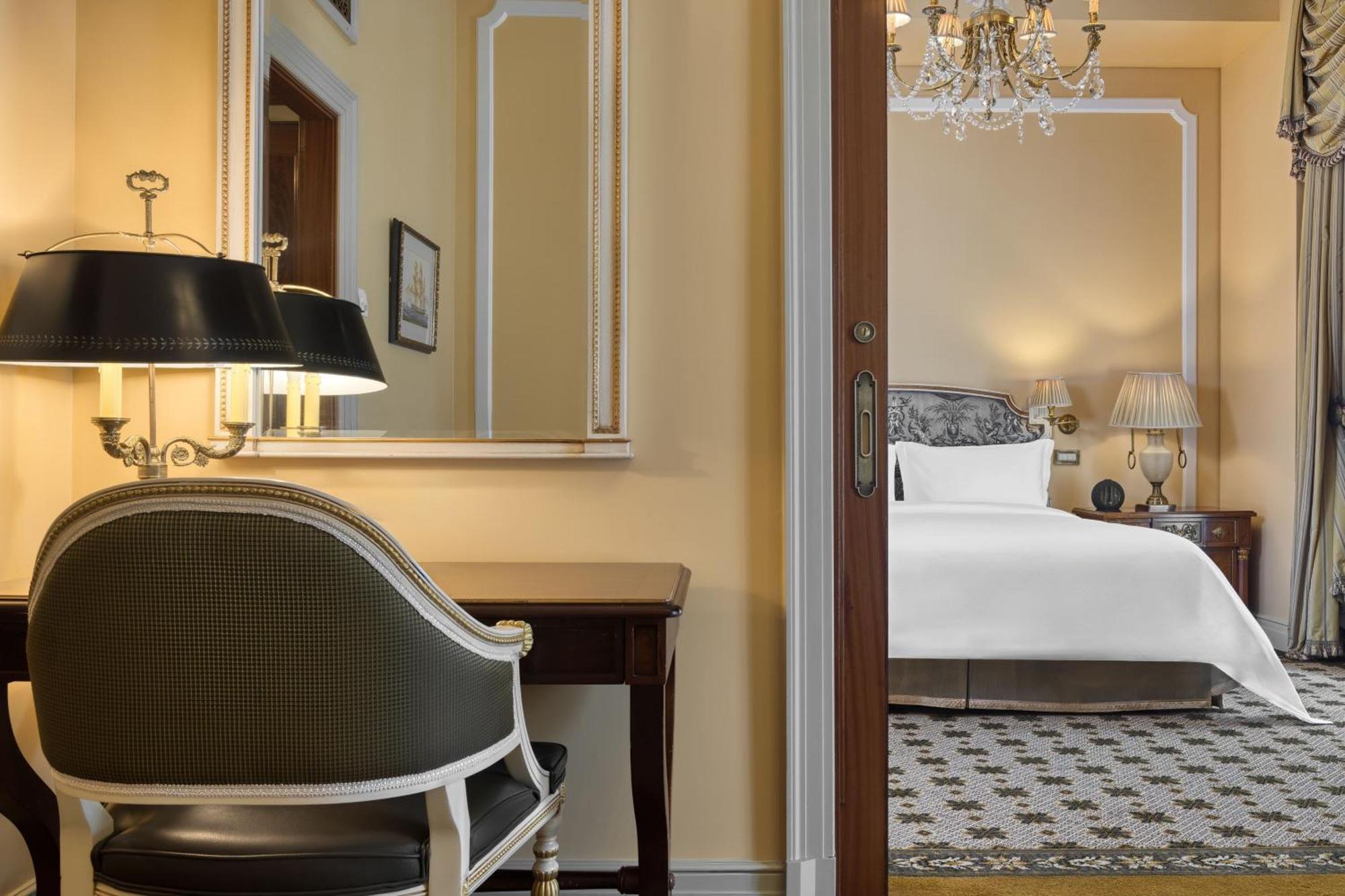 Grand Suite 1 Bedroom Suite 1 King City view