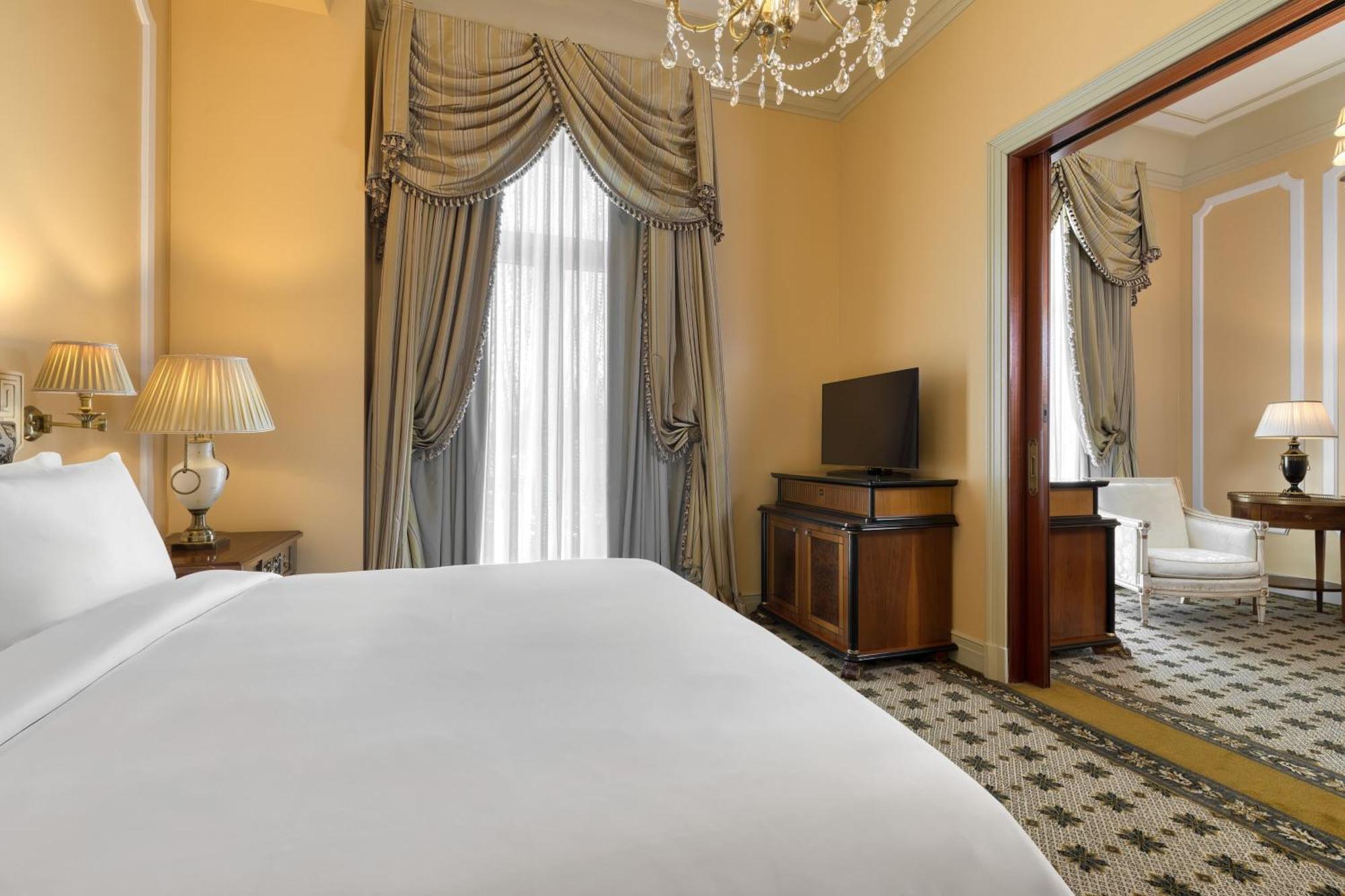 Grand Suite 1 Bedroom Suite 1 King City view