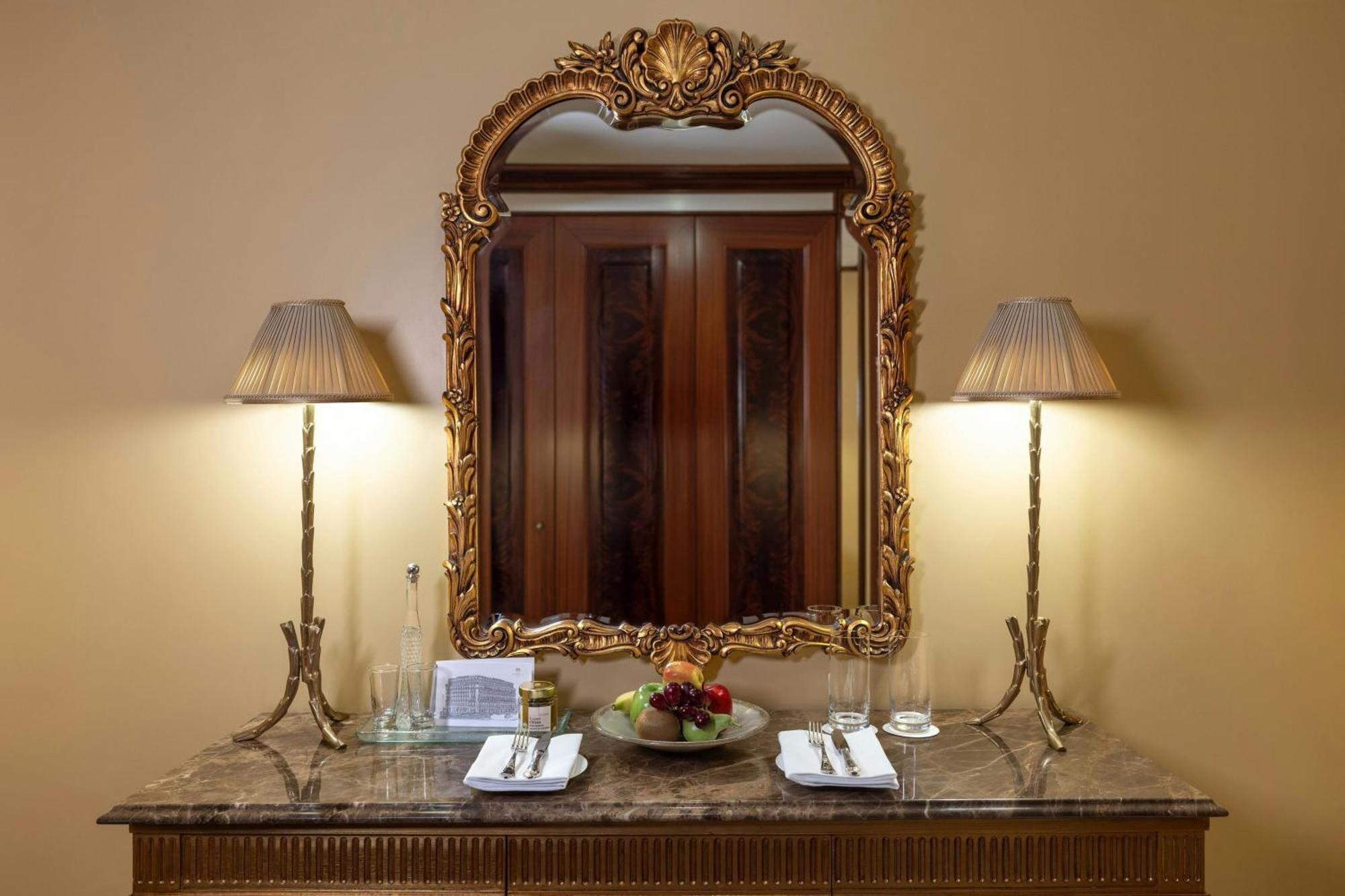 Grand Suite 1 Bedroom Suite 1 King City view